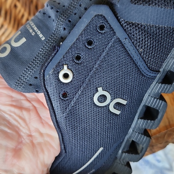 On Running Athletic Navy Blue‎ on cloud